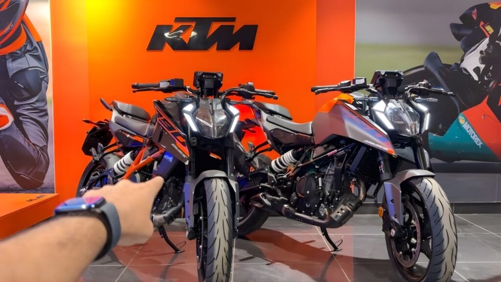 KTM 390 Duke vs 390 Duke R 2026: Big Difference Explained!
